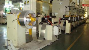 供應(yīng)多臺(tái)沖床連線(xiàn)沖壓機(jī)械手，提升自動(dòng)化生產(chǎn)效率